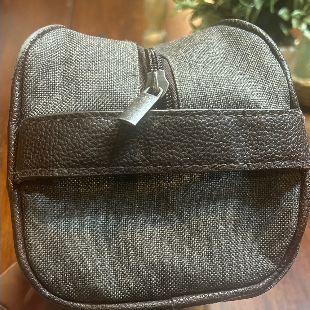 BOSS Charcoal Toiletry Bag - Picture 2 of 4